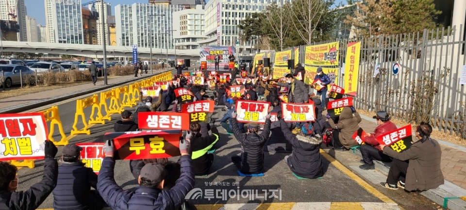 태양광 사업자들이 정부 정책 개선을 요구하는 시위를 진행하고 있다.