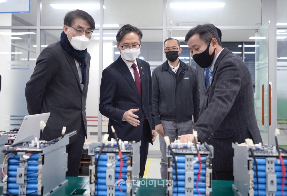 박진규 산업통상자원부 차관(좌 2번째)이 미섬시스텍이 생산한 배터리팩에 대한 설명을 듣고 있다.