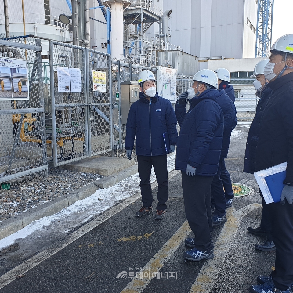 정광성 한국남동발전 기술안전본부장(우 2번째)이  암모니아 저장탱크 앞에서 현장 안전 점검을 시행하고 있다.