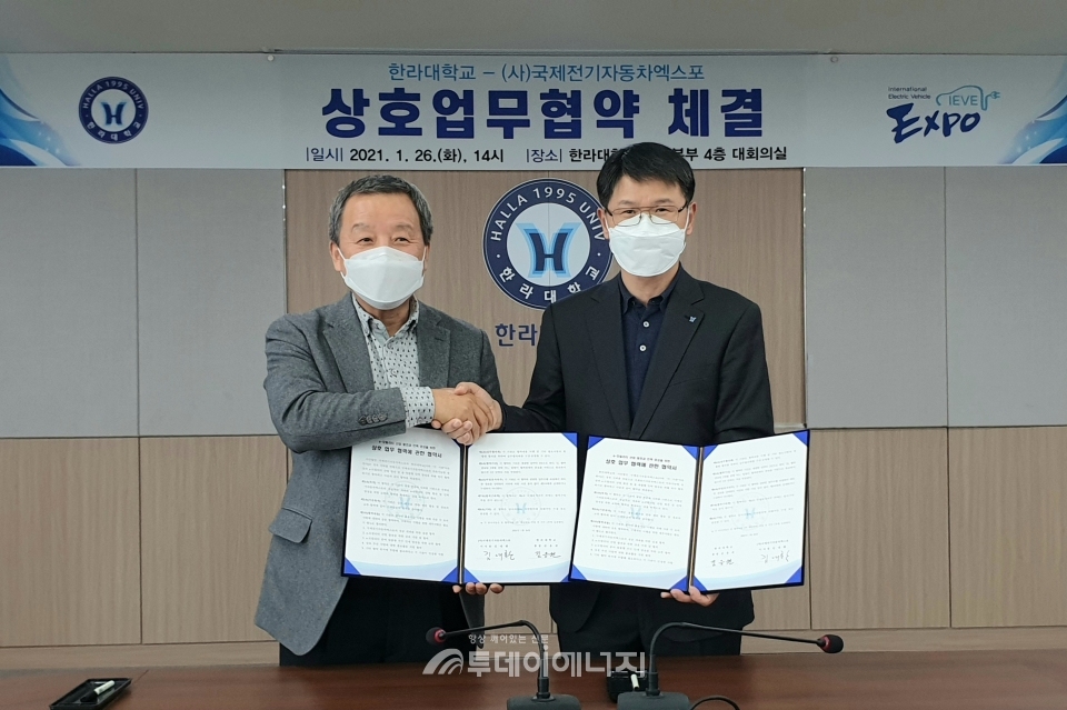 김대환 이사장(좌)과 김응권 총장이 협약을 체결하고 기념촬영을 하고 있다.