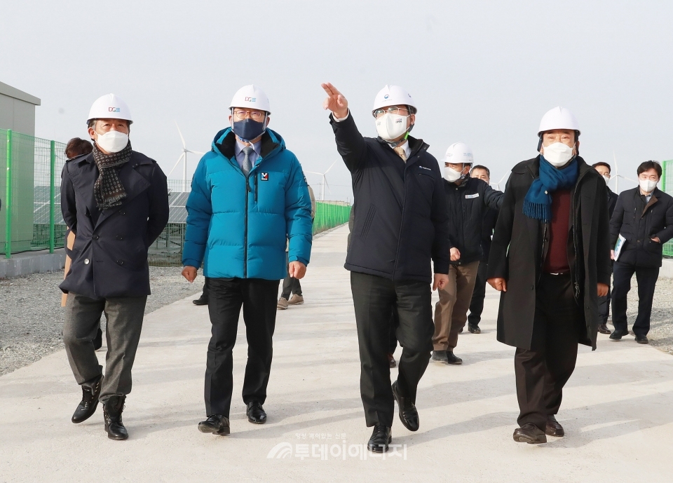 성윤모 산업통상자원부 장관(좌 3번째)이 영광태양광발전단지를 점검하고 있다.