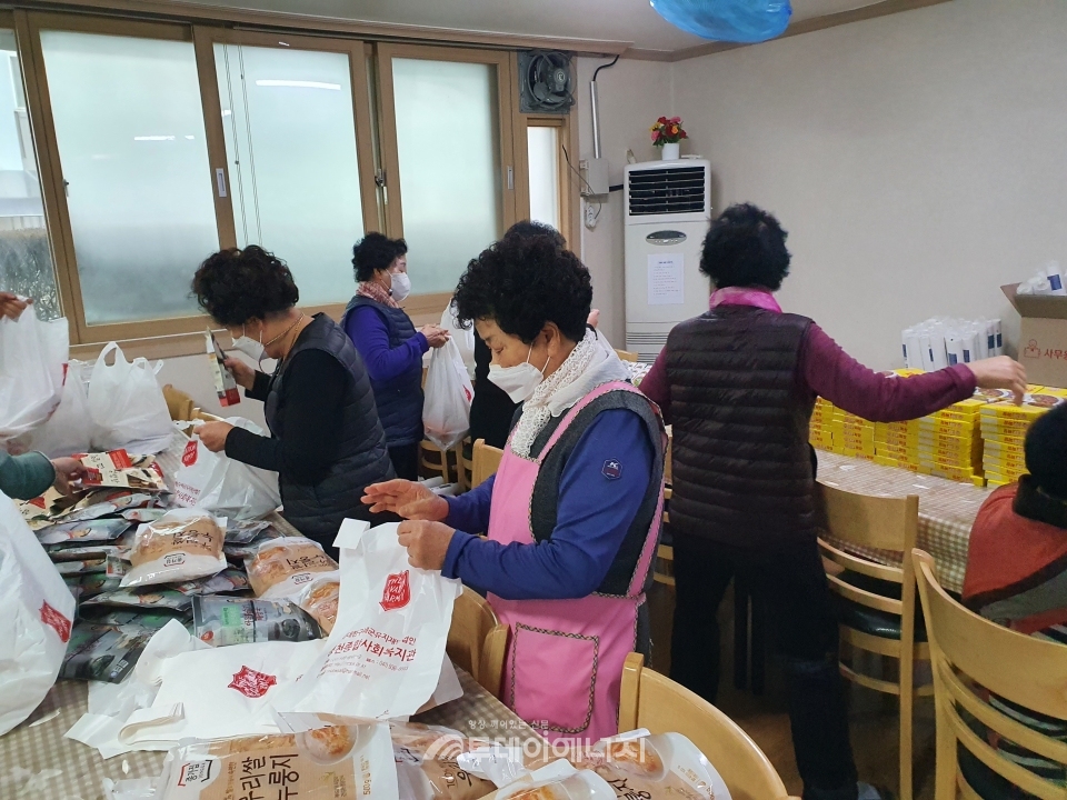 한국중부발전이 지역영세식당과 협력해 취약계층에 무료식사를 준비하고 있다.