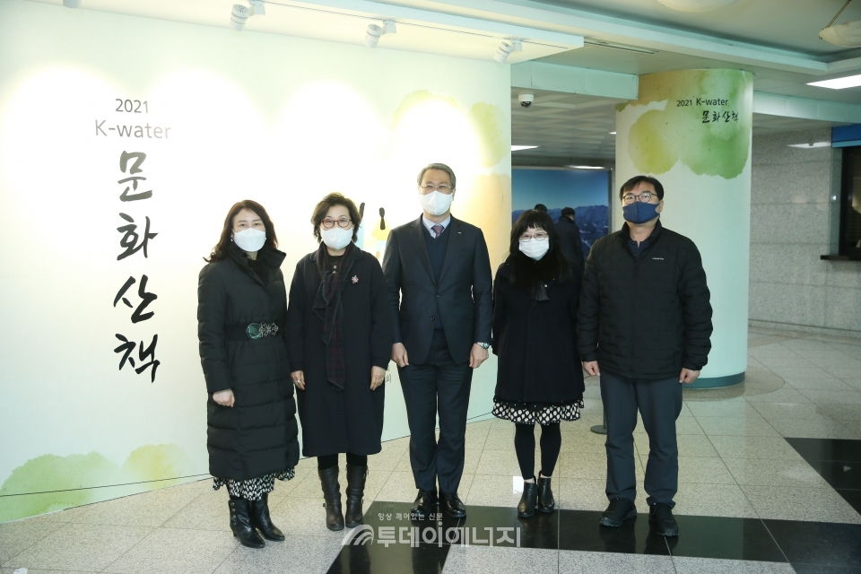 박재현 한국수자원공사 사장(좌 3번째)과 전시작품을 출품한 한국미술협회 대전지회소속 작가들이 기념촬영하고 있다.