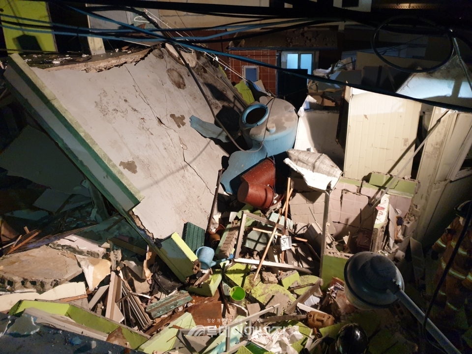 경남 창원 마산합포구소재 단독주택에서 지난 1일 발생한 LPG폭발사고로 피해가 발생한 현장의 모습을 담고 있는 사진.