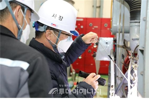 김중식 서울에너지공사 사장이 발전소 내부설비에 대한 안전점검을 하고 있다.