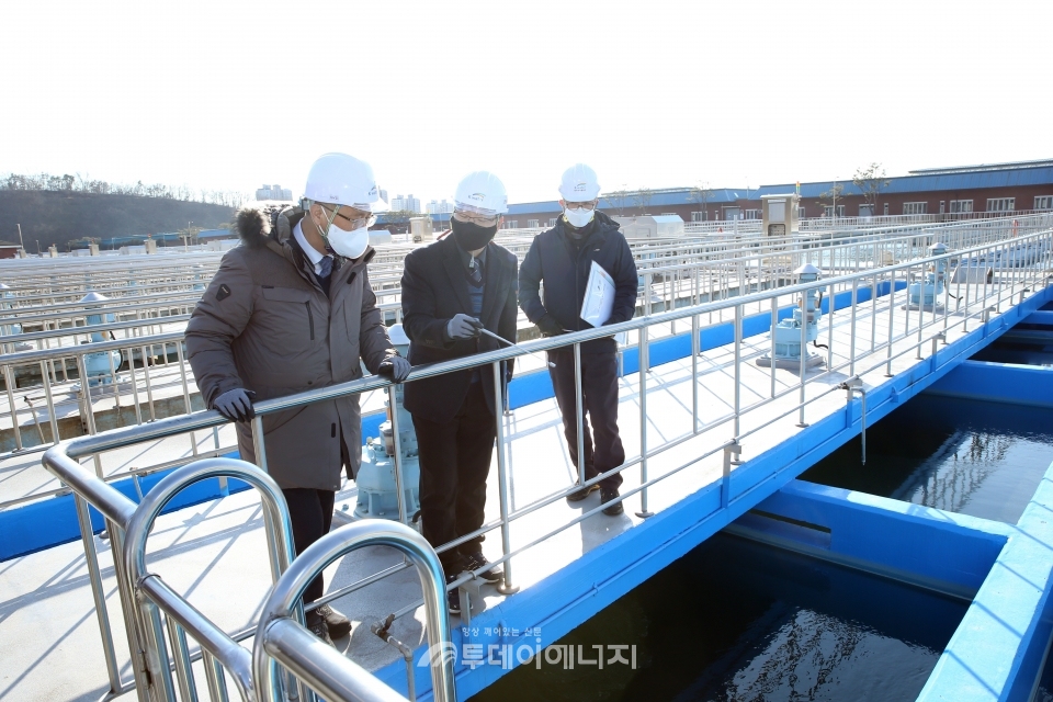 박재현 한국수자원공사 사장(좌)이 수도권 광역상수도 수지정수장에서 설 연휴 기간 안정적인 수돗물 공급을 위한 운영계획 및 수도시설을 점검하고 있다.