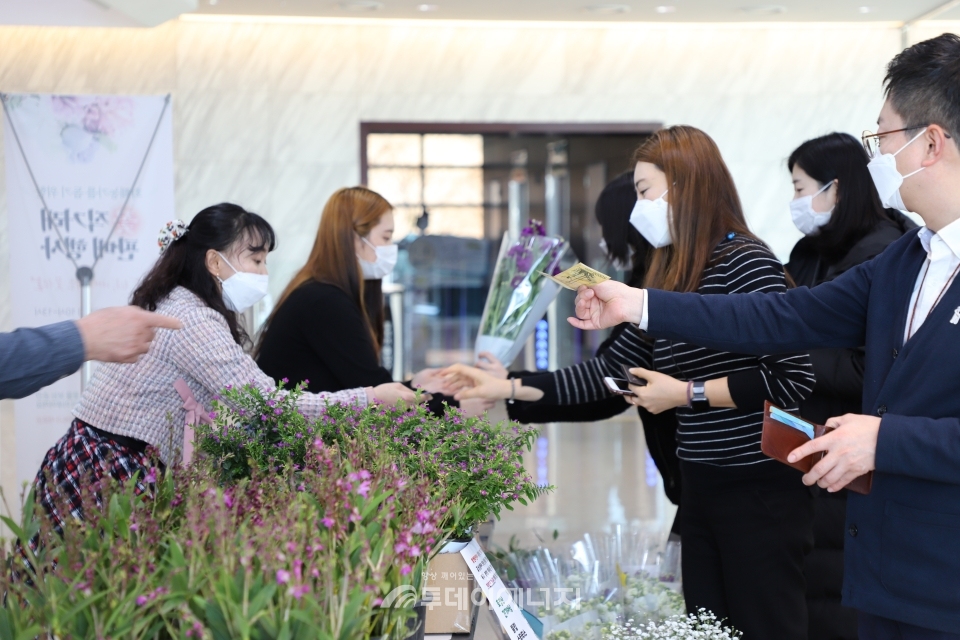 한국서부발전 본사 1층에 마련된 ‘행복한 花요일 플라워마켓’.