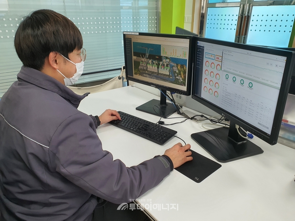 한국동서발전 관계자가 설비건전성 감시시스템을 확인하고 있다.