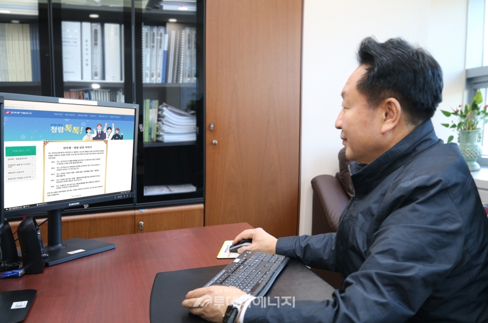 박윤옥 한국동서발전 기획본부장이 전 임직원이 참여하는 2021년 반부패 청렴 온라인 서약서에 서명하고 있다.
