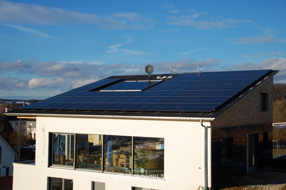 독일 아우크스부르크(Augsburg)시 주택지붕에 설치된 한화큐셀 태양광모듈.