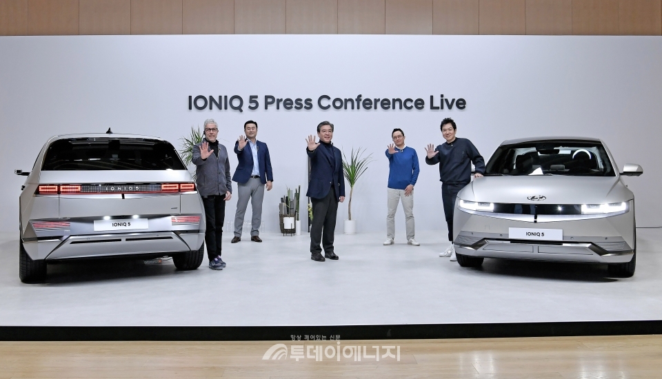 현대자동차 전용 전기차 브랜드 아이오닉의 첫 모델인 ‘아이오닉 5(IONIQ 5, 아이오닉 파이브)’가 공개되고 있다.