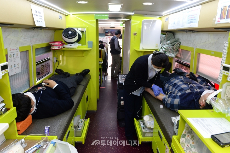 한국전력기술 임직원들이 헌혈에 참여하고 있다.