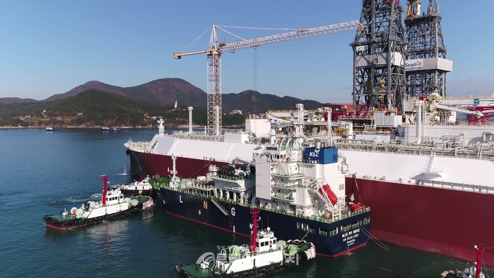 한국가스공사가 LNG운반선 시운전을 위한 세계 최초 STS LNG선적 실증 테스트를 진행하고 있다.