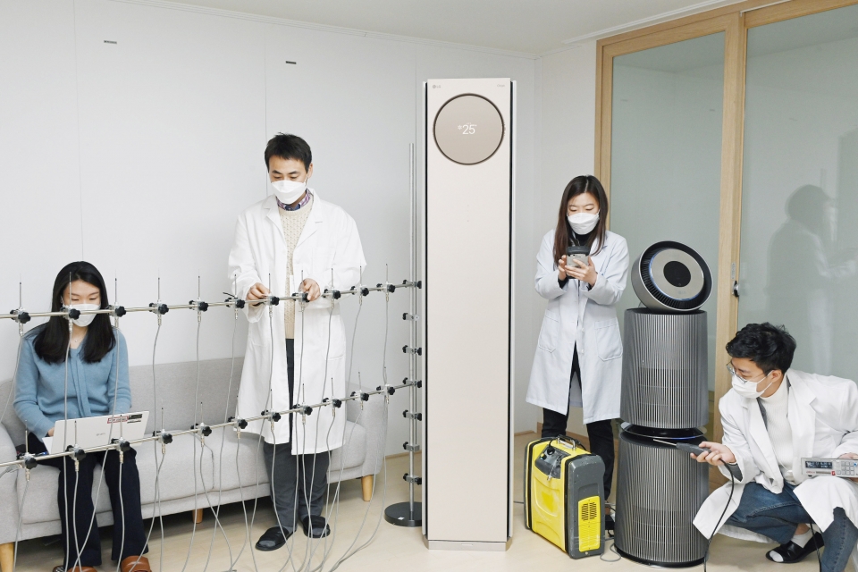 LG전자 연구원들이 서울 금천구 가산R&D캠퍼스에 위치한 공기과학연구소에서 휘센 타워 에어컨의 기류, 퓨리케어 360˚ 공기청정기 알파의 미세먼지제거능력 등을 시험하고 있다.