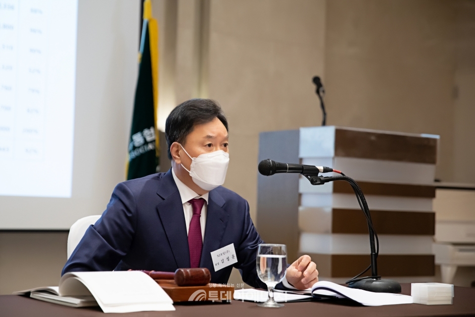 김정훈 석유유통협회 회장이 양재 엘타워에서 개최된 33차 정기총회에서 2021년 사업계획 및 예산안 등 안건을 임원들과 검토하고 있다.