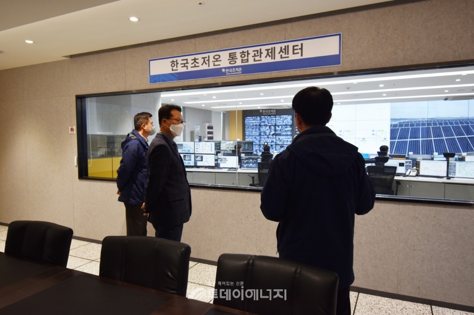 박지현 전기안전공사 사장(중)이 통합관제센터에서 브리핑을 받고 있다.