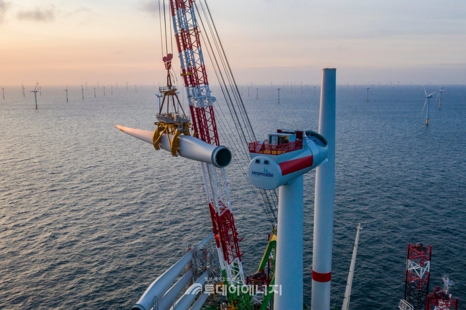 벨기에 오스텐트사의 해상풍력 전용작업선박이 벨기에 연안에서 해상풍력발전기를 설치하고 있다.