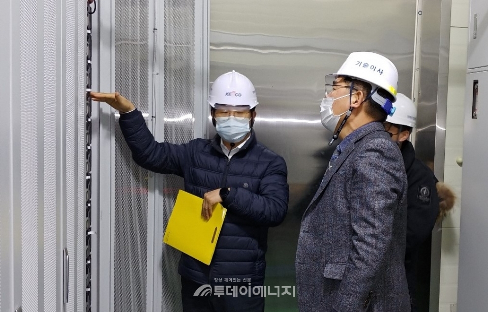김권중 한국전기안전공사 기술이사(우)가 시설 안전관리 실태를 확인하고 있다.