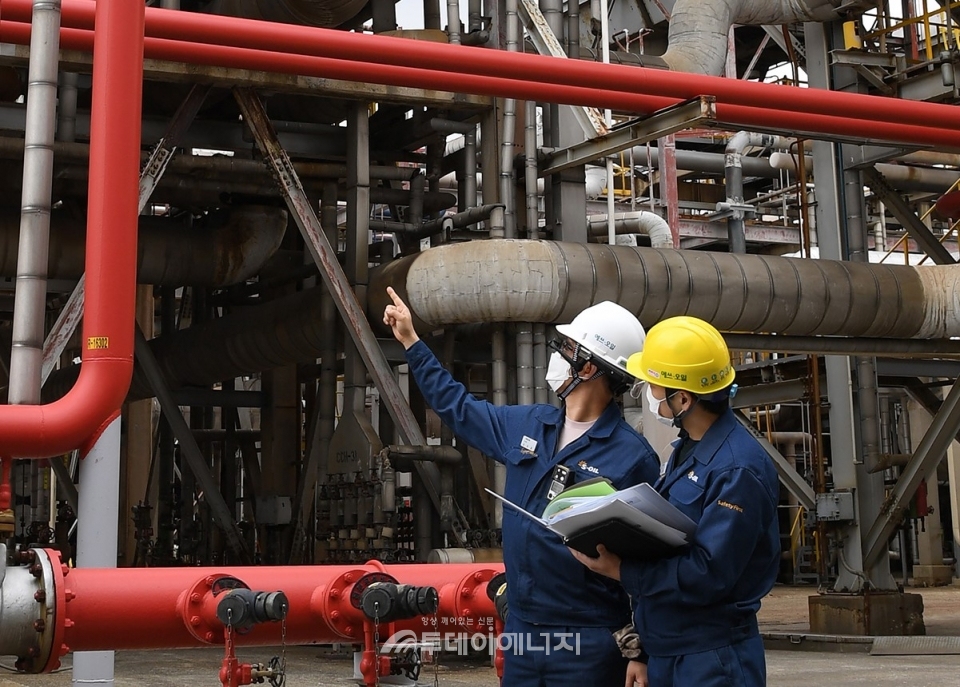 S-OIL 공장 직원들이 스마트헬멧을 착용하고 현장을 이동하며 설비를 점검하고 있다.