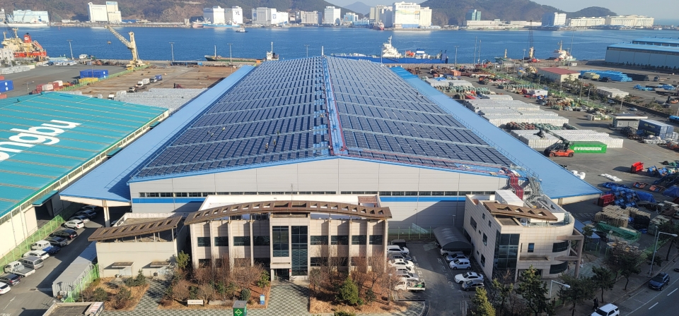 에스와이가 시공하고 3월부터 상업운행이 시작된 부산항만 물류센터 지붕태양광 전경.