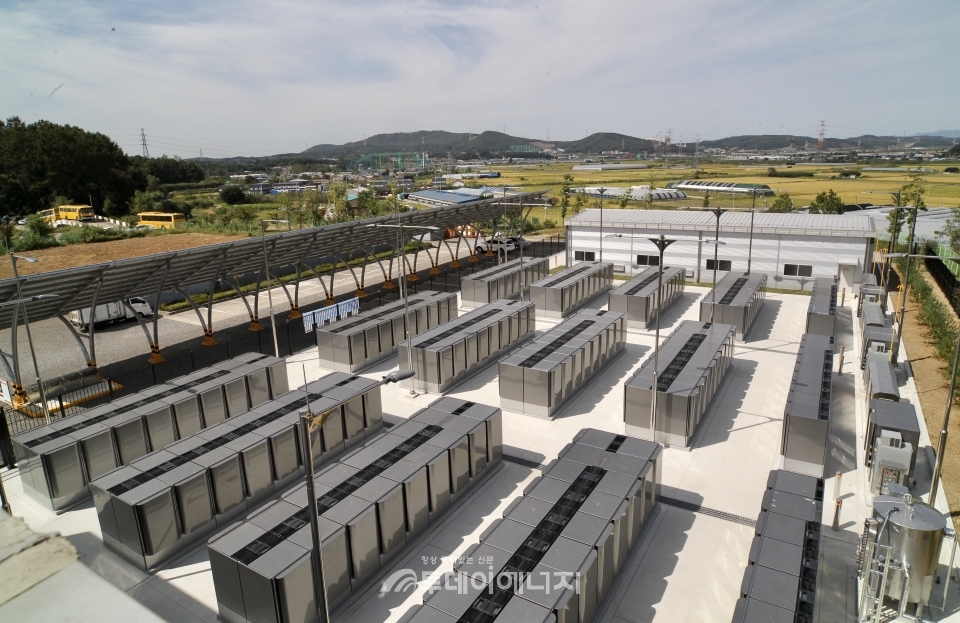동서발전이 서울도시가스, SK건설과 공동 출자로 준공해 지난해 8월 상업운전에 들어간 파주연료전지발전소 전경.