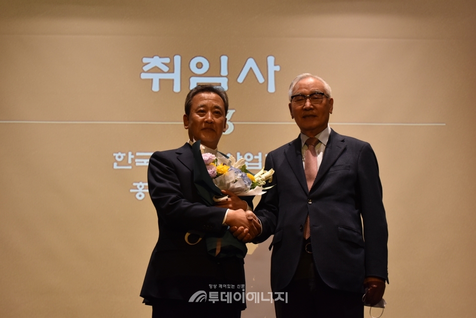 홍성민 신임 한국태양광산업협회 회장(좌)과 이완근 제3·4대 회장이 기념촬영하고 있다.