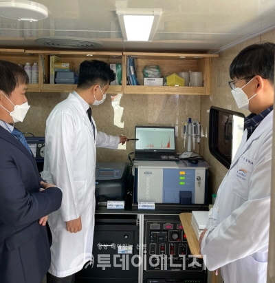 한국수자원공사가 ‘이동 수질분석시스템’을 시연하고 있다.