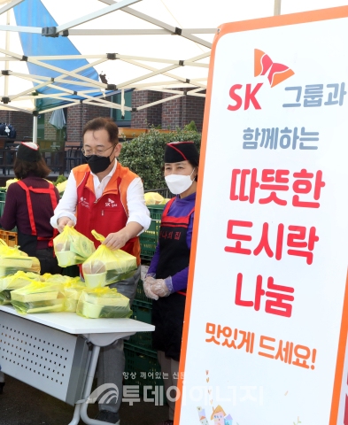 윤병석 SK가스 대표가 한끼나눔 온택트 프로젝트의 일환으로 ‘안나의 집’에서 배식봉사를 실시하고 있다.
