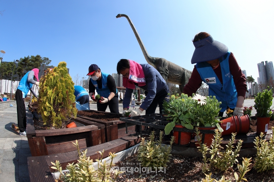 석유공사 직원들이 새 봄을 맞아 지난 25일 중구 공룔발자국 공원에서 화단에 꽃을 심는 등 환경가꾸기 활동을 진행하고 있다.