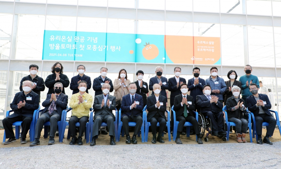한국지역난방공사의 관계자들이 모종심기 행사에 참여하고 있다.