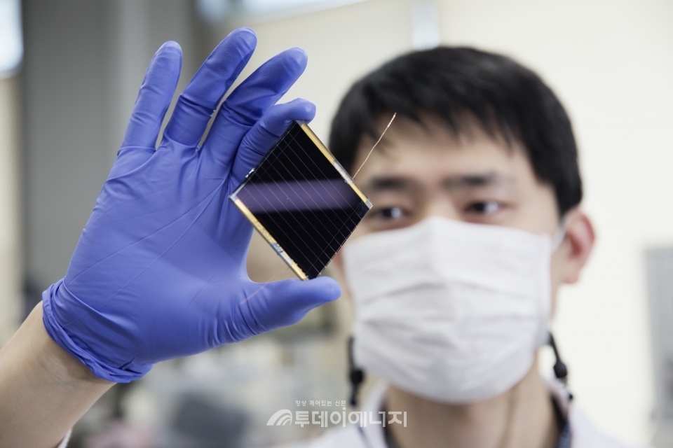 연구진이 페로브스카이트 태양전지를 검사하고 있다.
