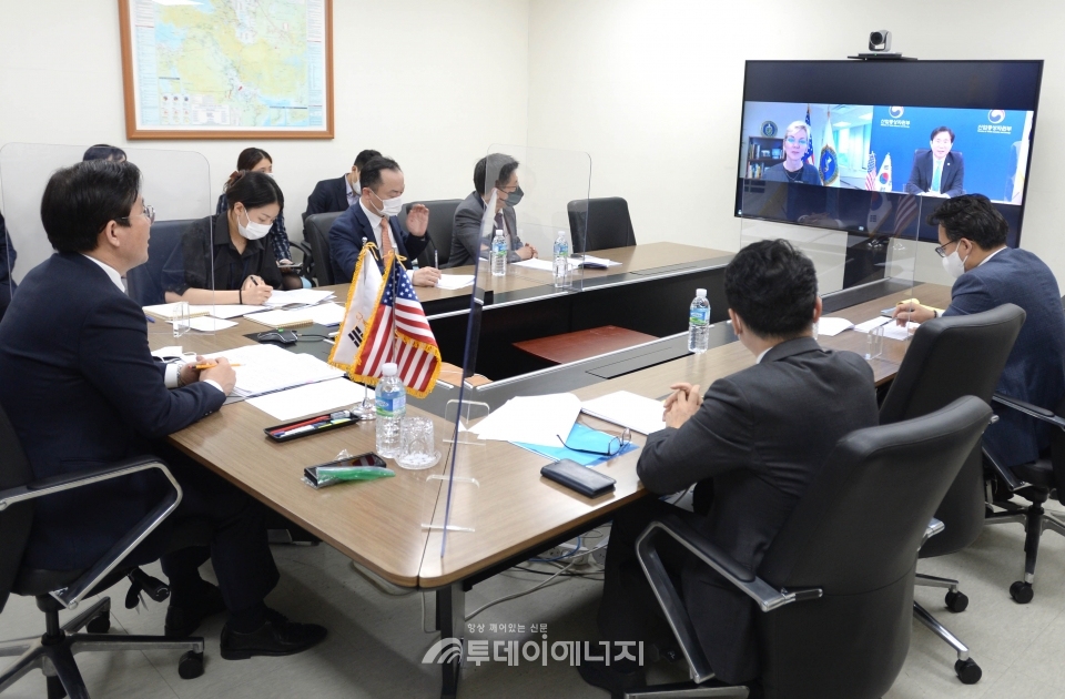 한국과 미국 양국 에너지장관간 화상회의가 진행되고 있다.