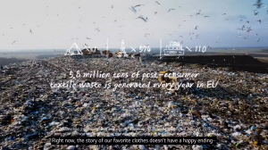 매년 유럽에서 버려지는 의류가 580만톤에 달한다는 유럽환경청 통계를 보여주는 영상 속 장면.