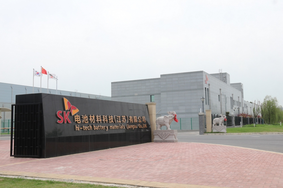 SK이노베이션의 소재사업 자회사인 SK아이이테크놀로지가 중국 창저우에서 두번째 분리막 공장 가동에 들어갔다.