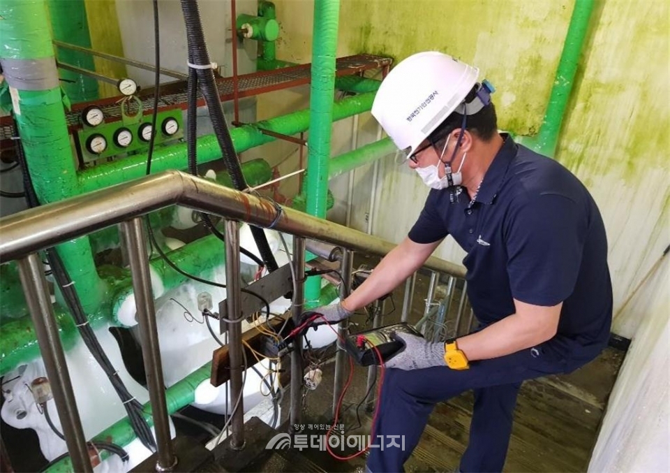 한국전기안전공사 관계자가 배수펌프시설을 점검하고 있다.