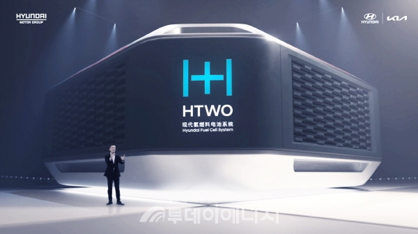 현대차·기아 중국 사업 총괄 이광국 사장이 현대자동차그룹 수소 연료전지시스템 전용 브랜드 HTWO를 소개하는 모습