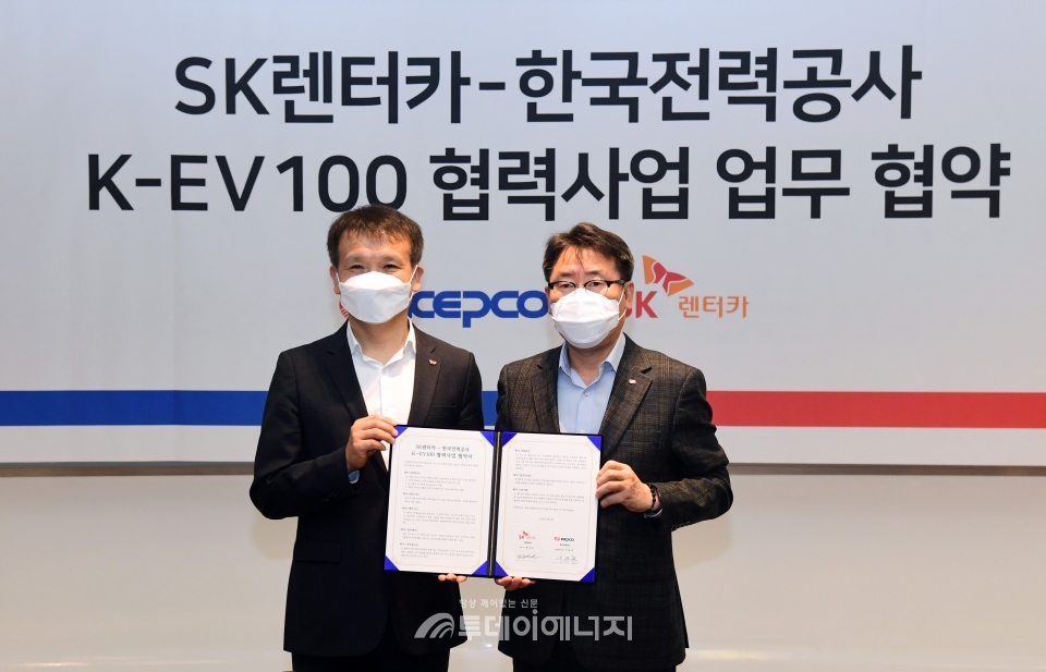 황일문 SK렌터카 대표(좌)와 이종환 한국전력 사업총괄부사장이 협약을 체결하고 기념촬영을 하고 있다.
