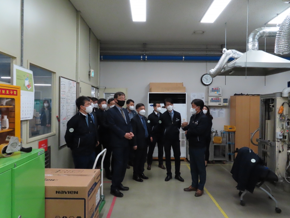 임해종 가스안전공사 사장이 16일 (주)경동나비엔 서탄공장을 방문해 제품 성능테스트를 참관하고 있다.