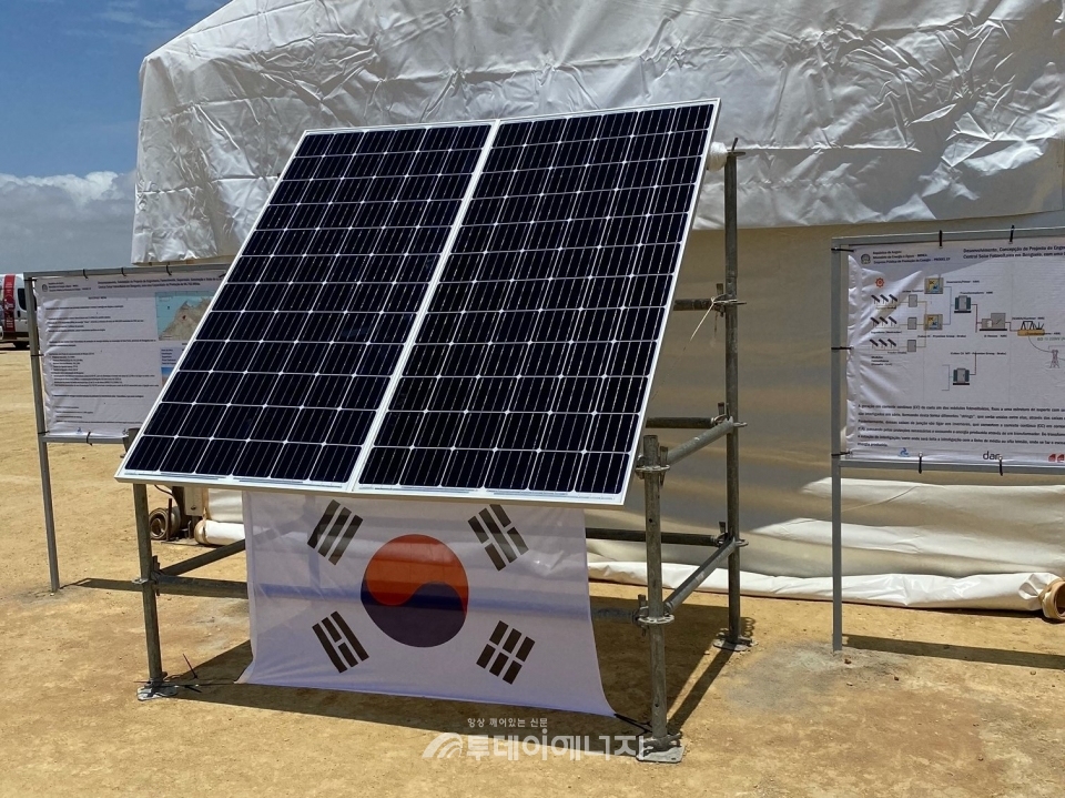 앙골라 공공태양광 사업 행사장에 설치된 한화큐셀 태양광 모듈.