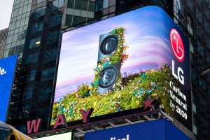LG전자 미국법인은 뉴욕 맨해튼 타임스스퀘어에 있는 전광판을 활용해 탄소중립을 위한 캠페인을 진행하고 있다.