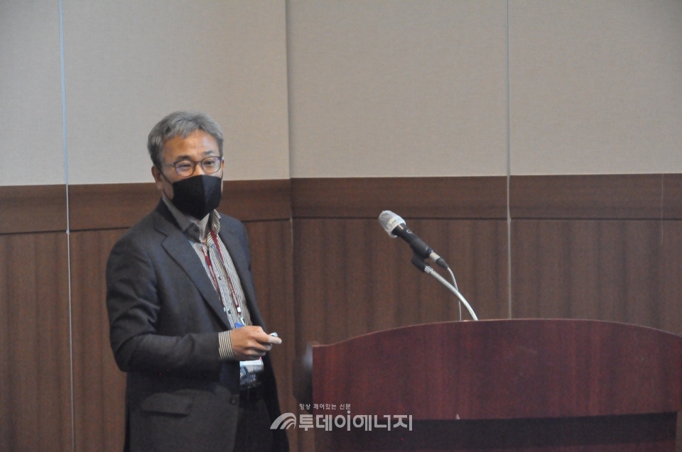 김덕준 성균관대학교 교수가 연료전지의 분리막에 대한 발표를 진행하고 있다.