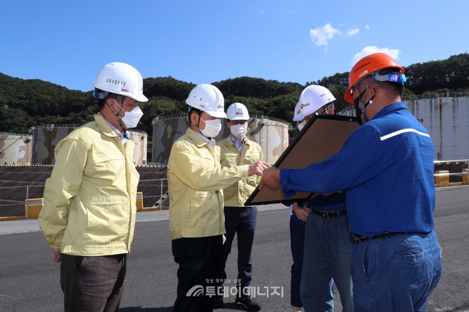 양수영 한국석유공사 사장(좌 2번째)이 석유비축기지 안전점검을 하고 있다.