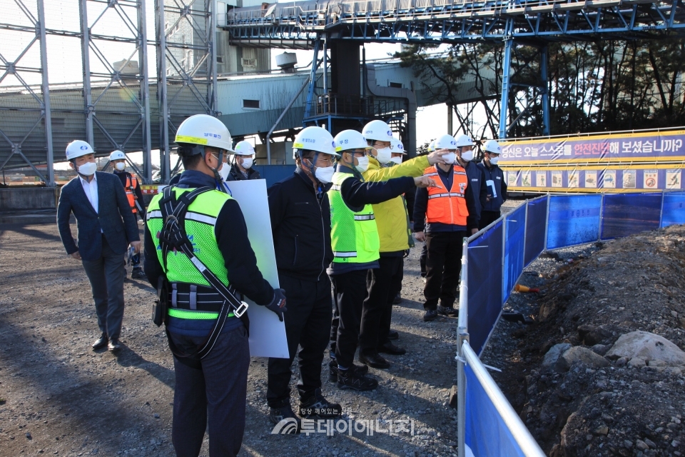 김우곤 남부발전 기술안전본부장(좌 4번째)이 경남 하동에 위치한 하동발전본부를 방문해 현장 안전점검을 시행하고 있다.