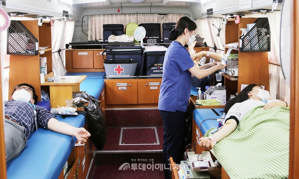 한국산업기술시험원 직원들이 헌혈을 하고 있다.