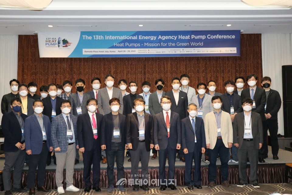 ‘제13회 IEA Heat Pump Conference’ 국내 참석자들이 기념촬영을 하고 있다.
