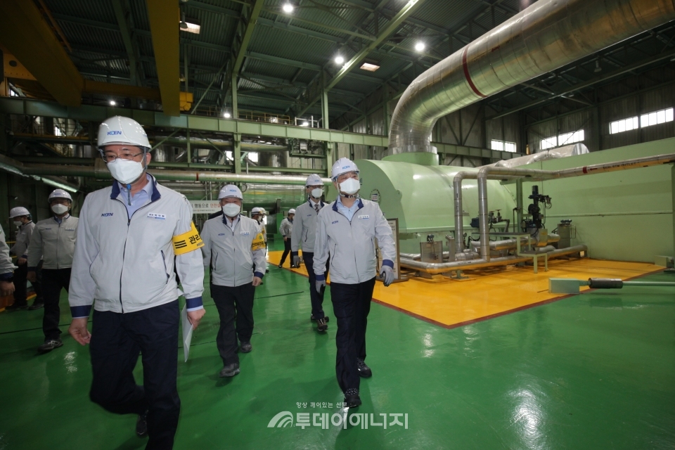 김회천 한국남동발전 사장(우)과 분당발전본부 관계자들이 발전소 설비를 둘러보고 있다.