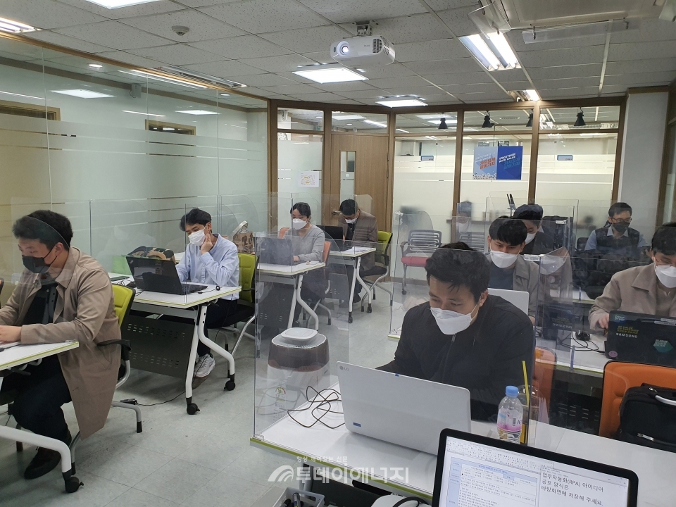 남부발전 직원들이 서울 강남구에 위치한 ㈜에코아이티 본사 교육장에서 RPA 파워유저 교육을 받고 있다.