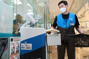 서울 강남구 역삼동 GS타워 내 GS25 편의점에서 ‘LG 클로이 서브봇’을 이용해 건물 내 고객들에게 상품을 배송하는 로봇을 이용해 배달한다.