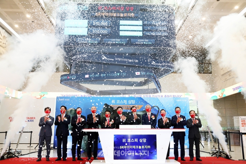 SK아이이테크놀로지가 13일 증권거래시장에 상장된 가운데 김준 SK이노베이션 총괄사장(우 4번째), 노재석 SK아이이테크놀로지 대표(우측 5번째)가 서울 여의도 한국증권거래소에서 열린 상장기념식에서 축하를 받고 있다.
