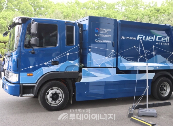 한국자동차연구원이 개발한 창원에서 시범운행 중인 수소연료전지청소차.
